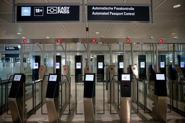 Троє щасливчиків: хто подорожує світом без паспорта
