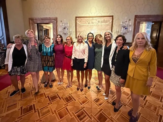 Віцепрем’єр Італії заявив, що довші спідниці роблять жінок «надійнішими»2
