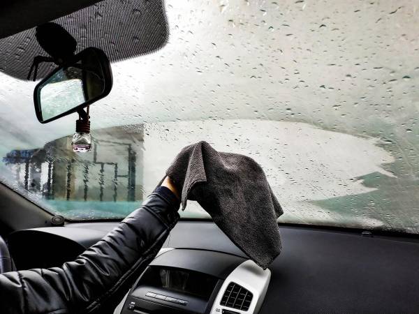 Розчин оцту на лобовому склі: секрети майстрів детейлінгу