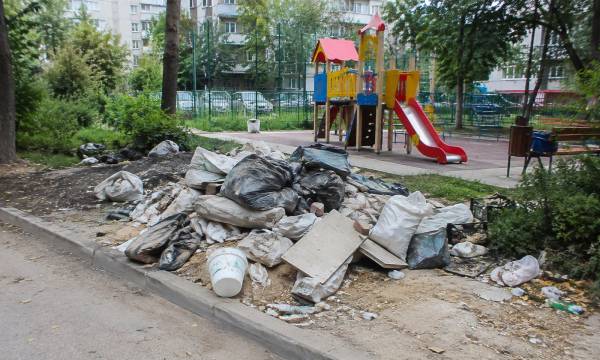 Харків’янин перетворив простір біля дитячого майданчика на смітник