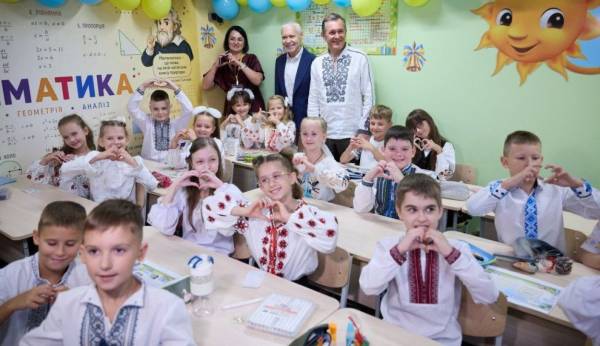 Мер Харкова та посол Франції оглянули шкільне протирадіаційне укриття