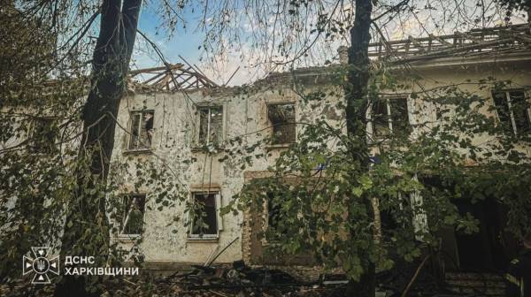 Росіяни спричинили масштабну пожежу, атакувавши багатоквартирний будинок у Лозовій