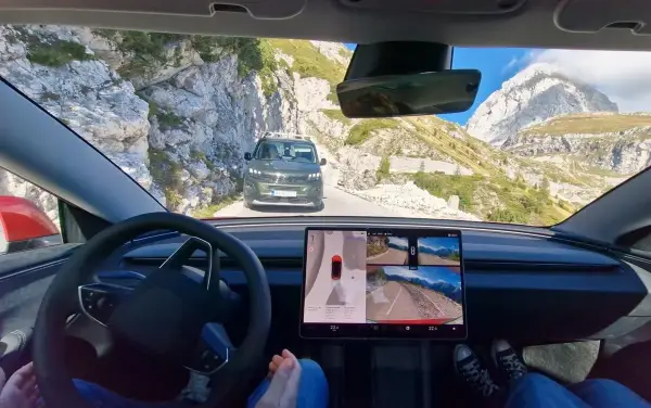 Tesla з автопілотом не вписалася у вузький гірський поворот