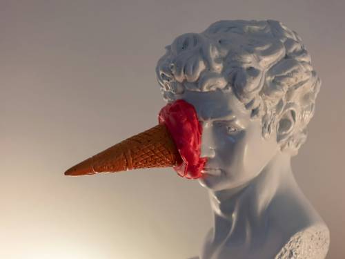 мороженое на статуе